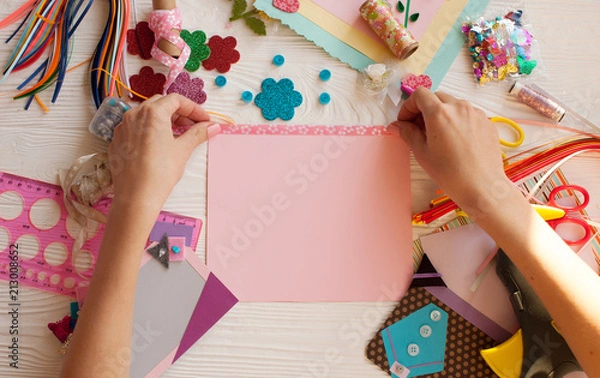 Fototapeta Wycinany ręcznie papier damski, scrapbooking na ślub lub inne świąteczne dekoracje. Narzędzia do scrapbookingu.