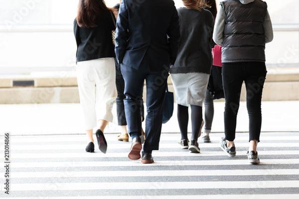 Fototapeta 通行人と横断歩道