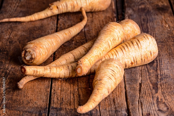 Fototapeta Pastinaken auf Holztisch Rustikal