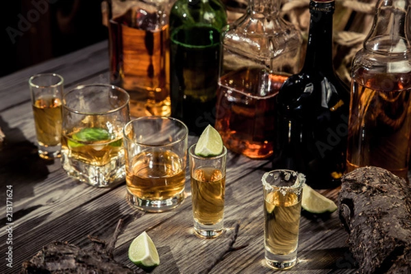 Obraz Alkohol w starym barze na statku pirackim z zabytkowym rumem i whisky