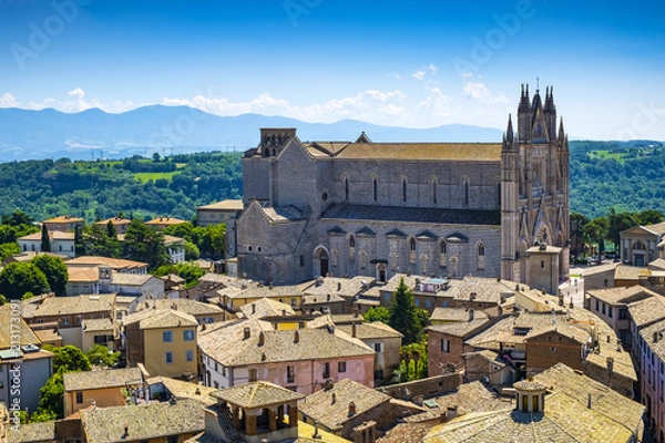 Fototapeta Orvieto, Włochy - Panoramiczny widok na stare miasto Orvieto i region Umbria z placem Piazza Duomo i katedrą Duomo di Orvieto