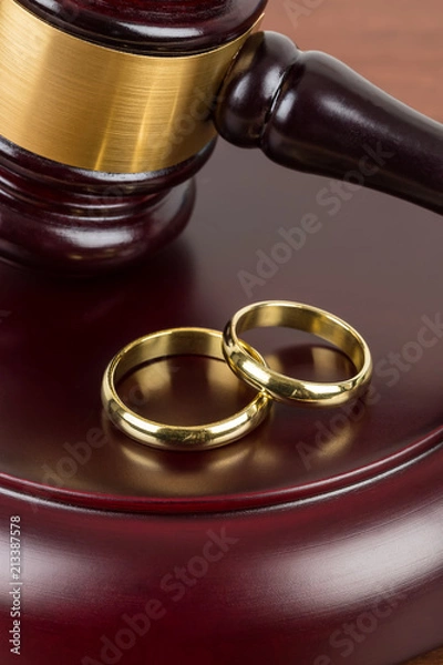 Obraz Wooden judge gavel and golden rings divorce concept