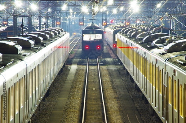 Obraz 深夜の電車の車両基地