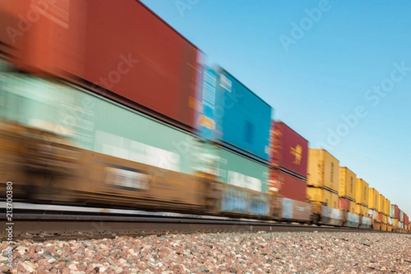 Fototapeta Poruszający się pociąg towarowy 2