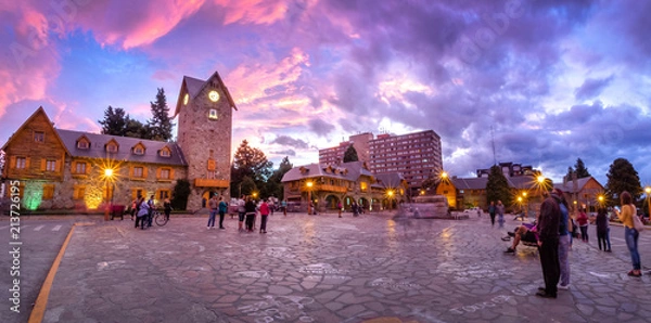 Obraz Centrum Civic (Centro Civico) i główny plac w centrum Bariloche i Sunset - Bariloche, Patagonia, Argentyna