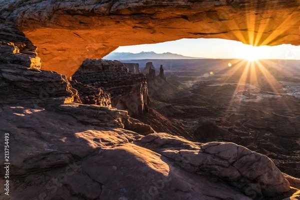 Fototapeta Mesa Arch in Moab Utah with sunrise and canyon 