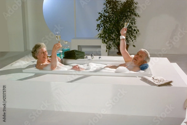 Obraz Oma und Opa in der Badewanne trinkten Champagner