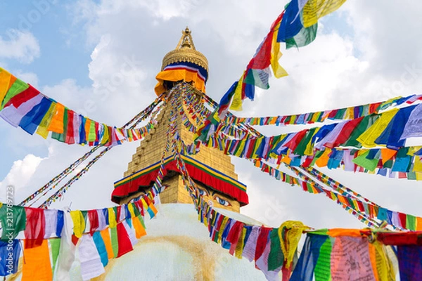 Obraz Stupa Boudhanath i flagi modlitewne w Katmandu