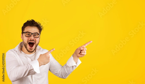 Obraz Hipster mężczyzna wskazując z podniecenia