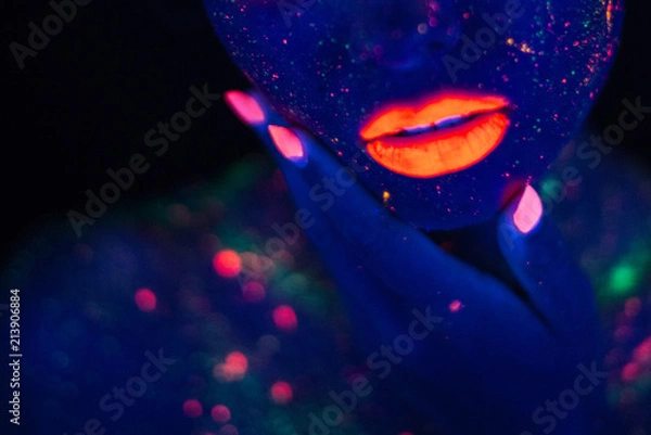 Obraz Portret pięknej mody kobiety w neonowym świetle. Model Girl z fluorescencyjnym twórczym makijażem psychodelicznym, projekt sztuki modelu tancerza disco w UV, kolorowy abstrakcyjny makijaż