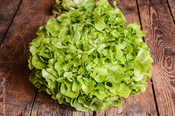 Fototapeta Salatkopf Eichblatt auf Holztisch Rustikal	