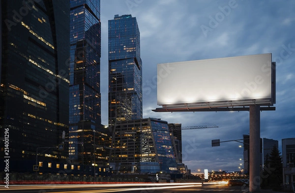 Fototapeta Pusty billboard o zmierzchu obok drapaczy chmur. Renderowania 3d