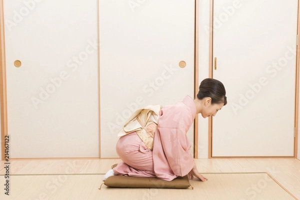 Fototapeta 着物を着てお辞儀をする女性