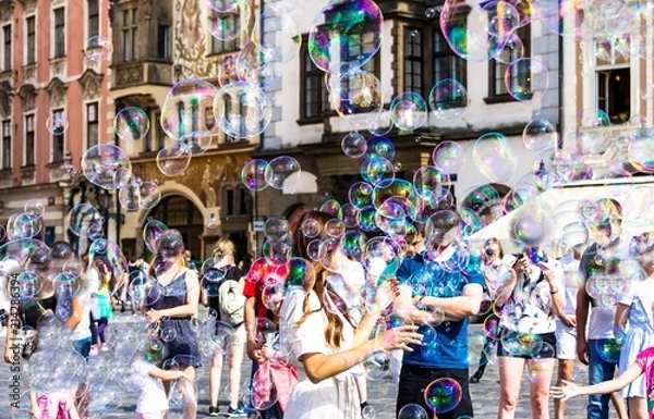 Obraz Street performer making soapy bubbles at Old Town Square. Prague