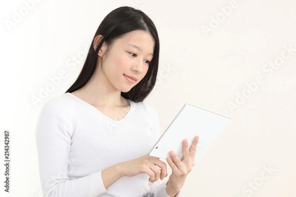 Fototapeta タブレットを持つ女性