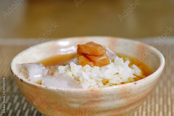 Obraz もち麦ご飯の冷しウーロン茶漬け、梅干しをトッピング
