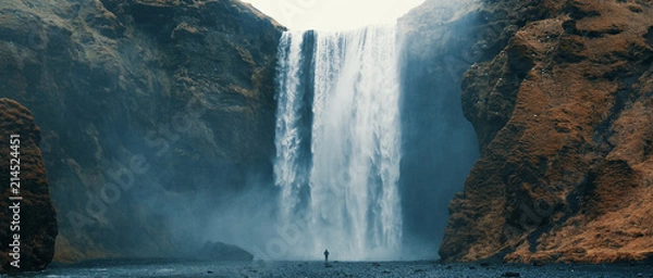 Fototapeta Kobieta przegapia siklawę przy skogafoss, Iceland. Skógafoss, Ísland.