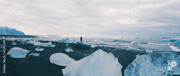 Fototapeta Samotna kobieta na Diamond Beach, Islandia.