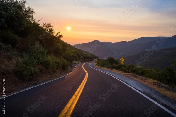 Obraz Zachód słońca podczas Wildfire Haze na Priest Grade Road, skrót do Yosemite