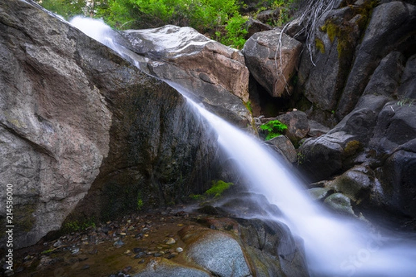 Fototapeta  Large boulders and Rushing Falls in Mountain Stream Along Ebbetts Pass