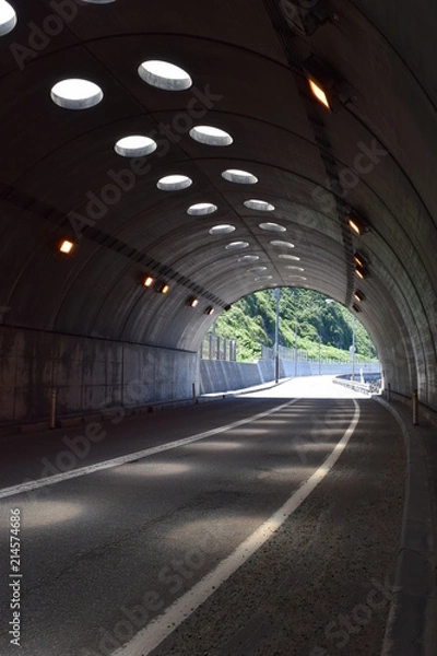Fototapeta シェルター ／ 山形県鶴岡市の海岸に建造されている「油戸シェルター」です。すぐ横が海なので、風や波除けの役目を果たします。また冬期間は、雪から防護するために設置されたシェルターです。