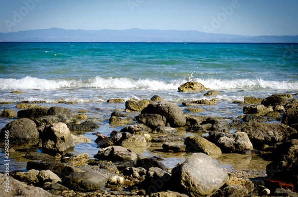 Obraz каменный дикий морской пляж на фоне горных вершин