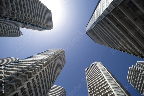 Obraz 太陽と高層マンション群を見上げる