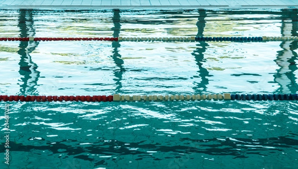 Fototapeta Ein Schwimmbecken mit Bahnenabgrenzung. 