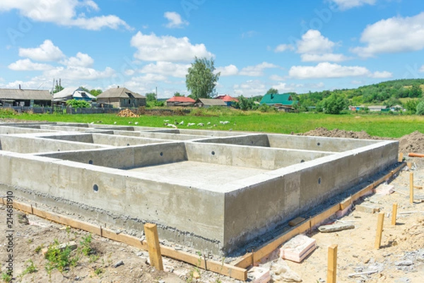 Obraz Wykonanie betonowej podstawy pod dom z wykorzystaniem demontowalnego szalunku.