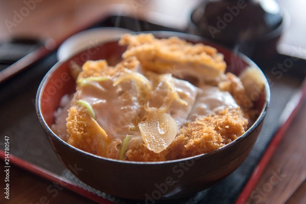 Obraz katsudon, japońskie jedzenie, miska ryżu z smażonym w głębokim tłuszczu kotletem wieprzowym, w czarnej misce