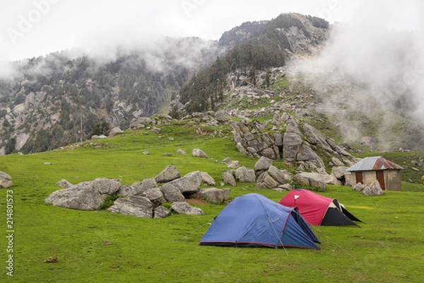Obraz Grupa namiotów kopułowych umieszczonych na polu trawnym w pobliżu McLeodganj, Snow Line, Himachal Pradesh, Indie.