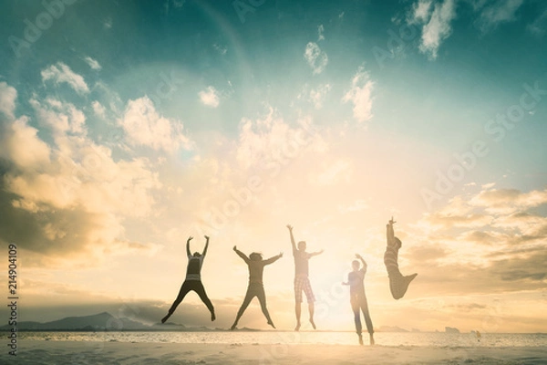 Fototapeta Grupa Happy Family People Celebrate Soks For Good Life on Weekend Concept Concept dla zwycięstwa, osobistą wiarę w wolność finansową Zdrowe Wellness, Świetny zespół ubezpieczeniowy wspiera wspólne wycofanie się latem.