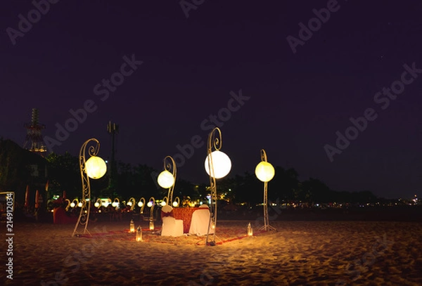 Fototapeta Odkryty romantyczny stół obiadowy dla dwojga w rozgwieżdżone niebo na plaży