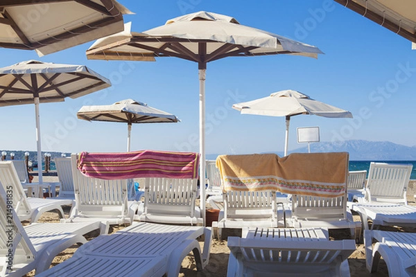 Fototapeta şezlonglara serilen havlular