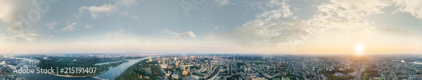 Obraz Duża 360-stopniowa panorama Kijowa o zachodzie słońca. Nowoczesna metropolia w centrum Europy na tle zachodzącego słońca z lotu ptaka. Widok z lotu ptaka. Panorama Turysty