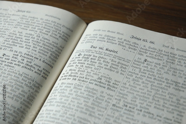 Fototapeta Bibelseite auf Holztisch