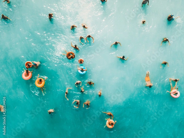 Fototapeta Aerial Summer View na czystą wodę oceaniczną pełną turystów
