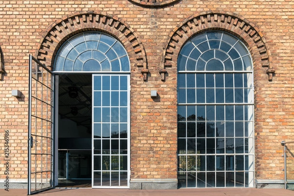 Obraz Backsteinfassade eines alten Fabriksgebäude mit großflächigen Fenstern und schönen Verzierungen