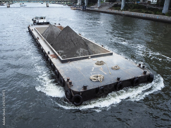 Obraz 砂利を運ぶ船