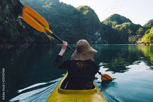 Obraz Kayak fahren in der Halong Bucht - Norden von Vietnam