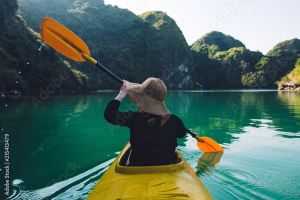 Obraz Kayak fahren in der Halong Bucht - Norden von Vietnam