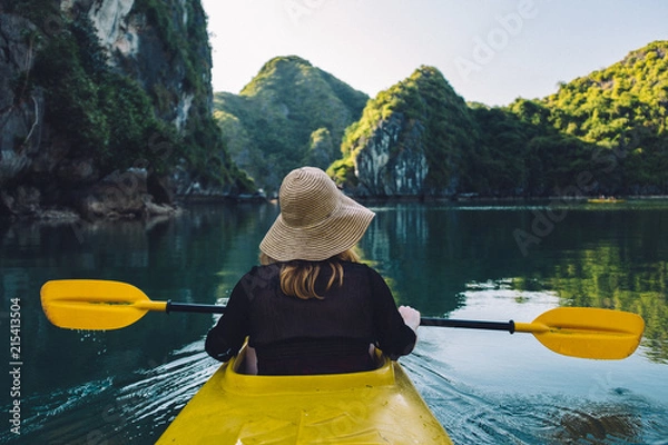 Obraz Kayak fahren in der Halong Bucht - Norden von Vietnam