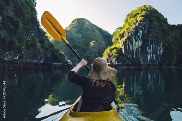 Fototapeta Kayak fahren in der Halong Bucht - Norden von Vietnam