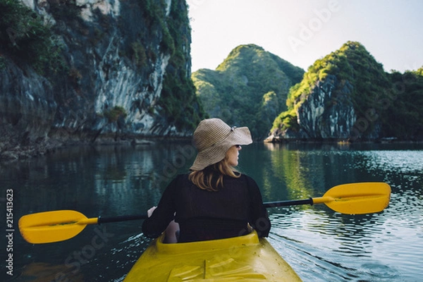 Obraz Kayak fahren in der Halong Bucht - Norden von Vietnam