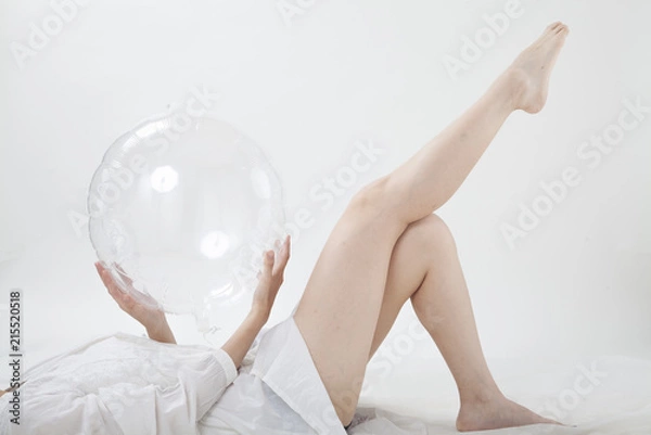 Fototapeta 風船を持つ素足の女性