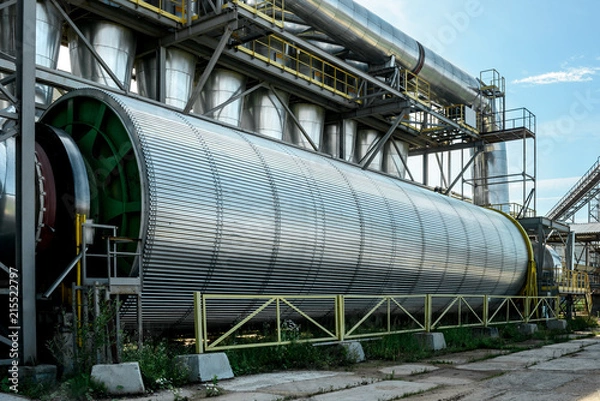 Fototapeta Suszarnia bębnowa do zrębków drzewnych i innych produktów z biomasy. Sprzęt do produkcji pelletu drzewnego. Przemysł drzewny