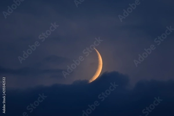 Fototapeta mond, sichel, planet, satellit, nacht, wolke, dunkel, licht, scheinen, leuchten, strahlen, grau, blau, gelb, astronomie, all, universum, cosmos, orbit, umlaufbahn, hell, schmal, sommer, warm, wissensc