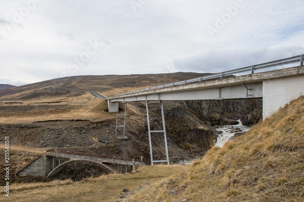 Fototapeta Bridge crossing Gilsa river in Jokuldalur in Iceland