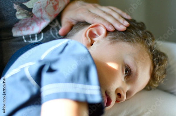Obraz Mama streichelt ihr Kind liebevoll auf dem Kopf und spendet ihm Trost