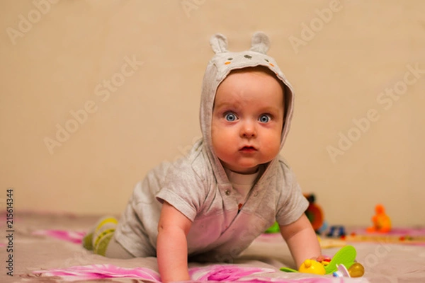 Fototapeta baby tries to crawl